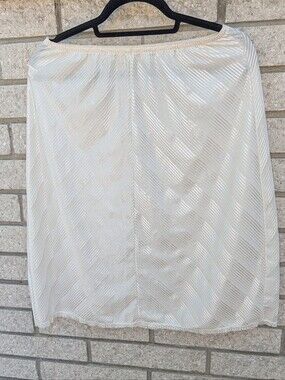 Vintage 1970s Formfit Solid Ivory Lace Trim Half Slip Size 18 Self Stripe EUC